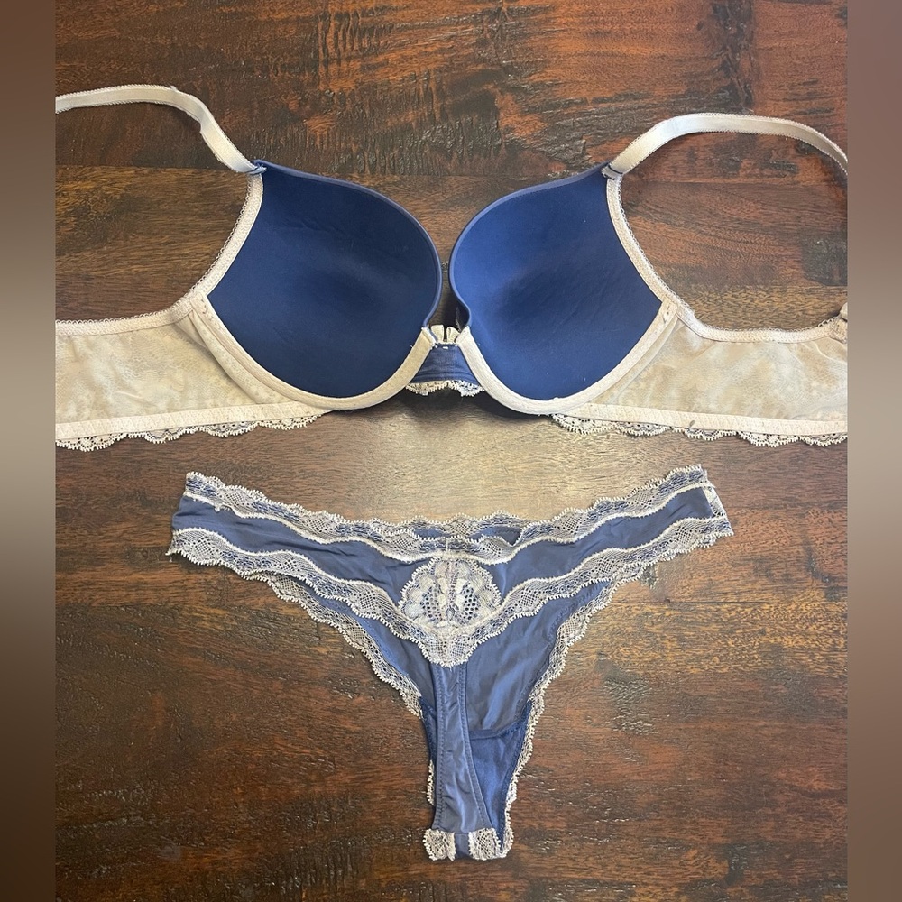Victoria’s Secret Set Navy and Pale Gold Lace 32C Small - Picture 2 of 5